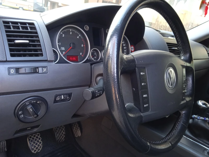 VW Touareg 2.5-Дизел, снимка 15 - Автомобили и джипове - 48408348