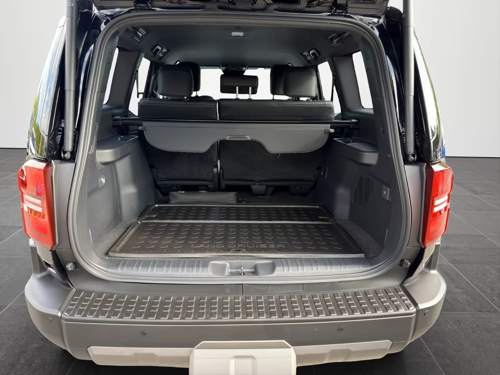 Toyota Land cruiser 2.8* D-4D* EXECUTIVE* DISTR* KEYLESS* 360 CAM* CAR, снимка 11 - Автомобили и джипове - 54758971