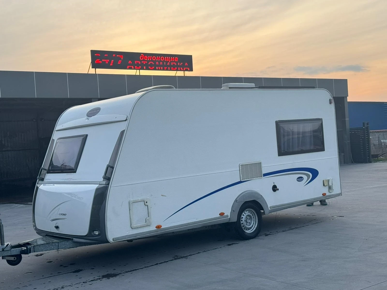 Каравана Caravelair 440, снимка 3 - Каравани и кемпери - 53712730