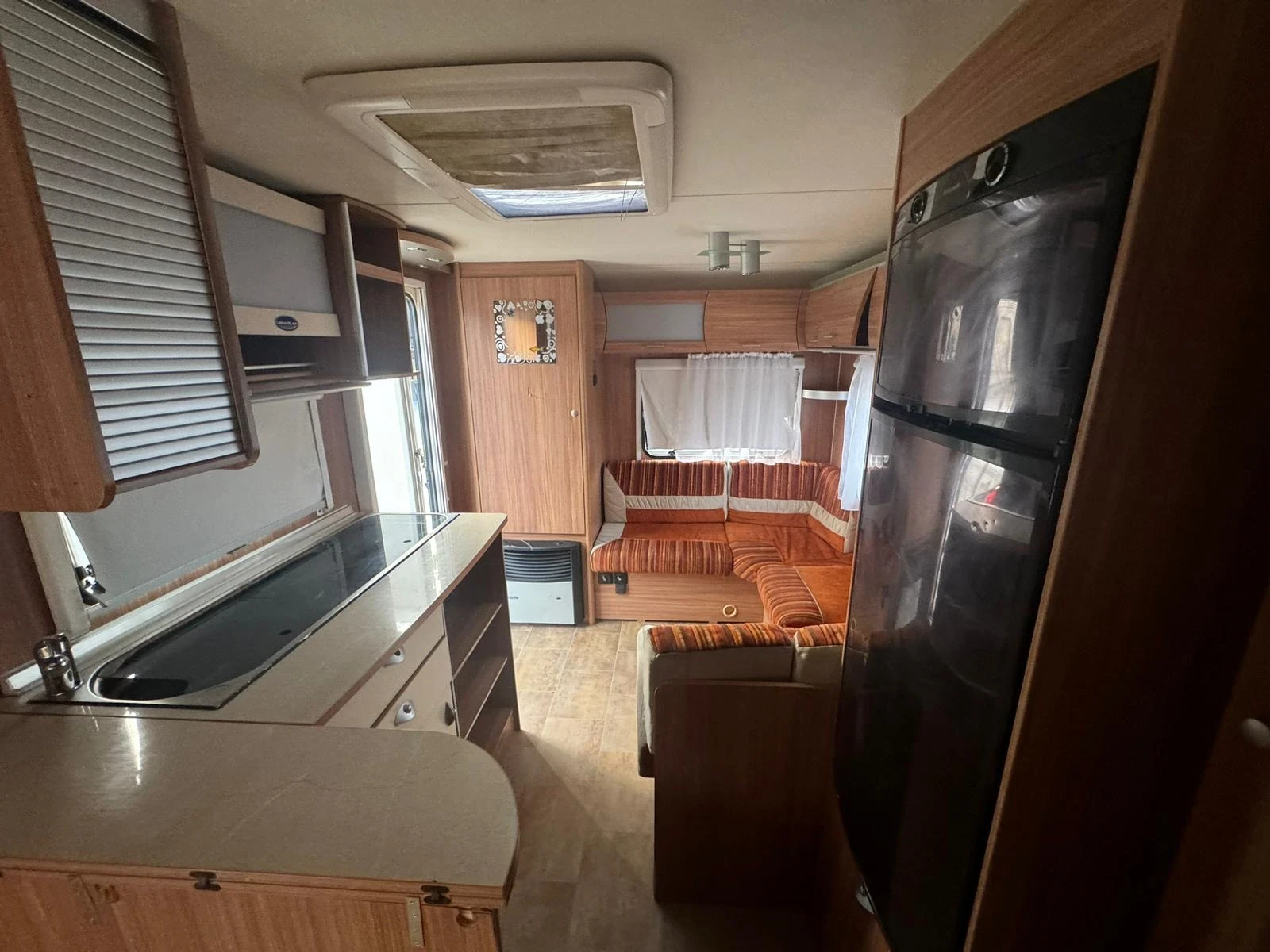 Каравана Caravelair 440, снимка 8 - Каравани и кемпери - 53712730