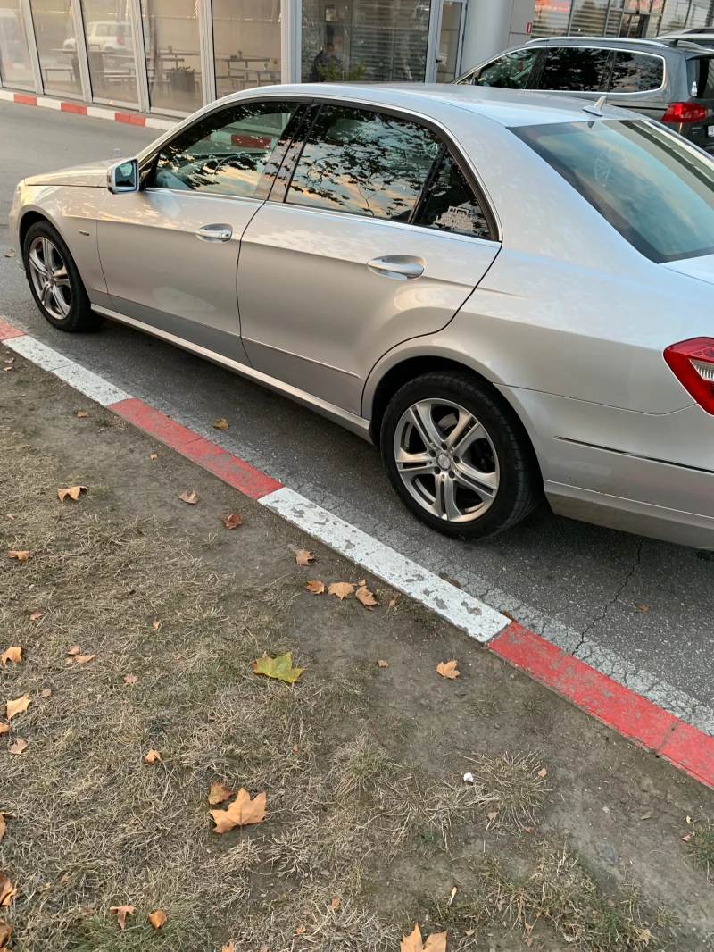 Mercedes-Benz E 220, снимка 5 - Автомобили и джипове - 47992652