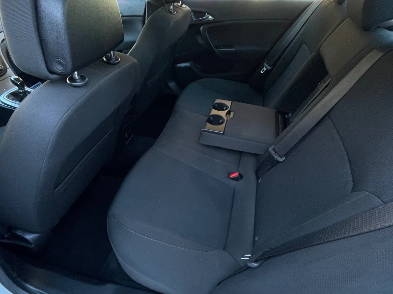 Opel Insignia 1.8 i A/C, снимка 9 - Автомобили и джипове - 52717545