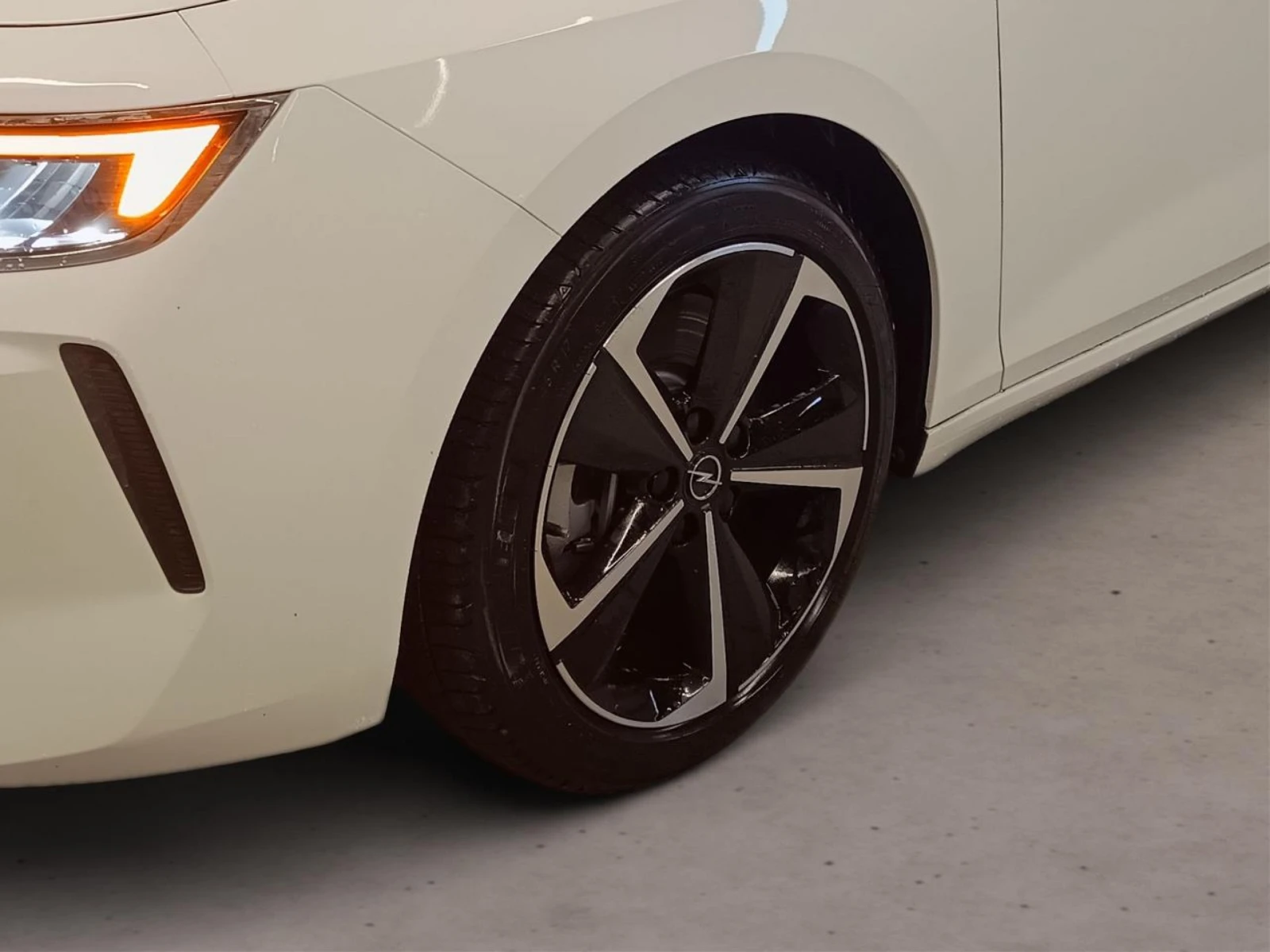 Opel Astra 1.6 Elegance - Hybrid, снимка 8 - Автомобили и джипове - 54293241