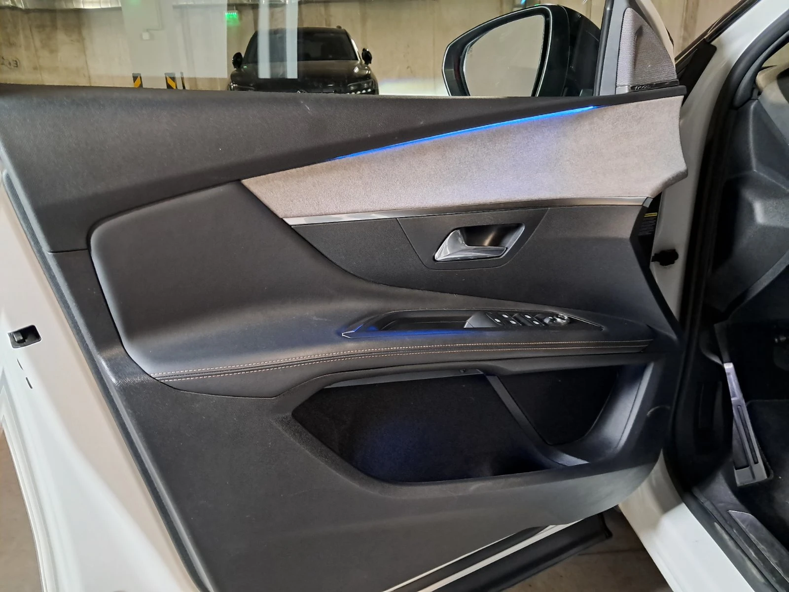 Peugeot 3008 1.6 PLUG-IN-HYBRID* GT-LINE* 4WD* PANO* 360* , снимка 8 - Автомобили и джипове - 54596082