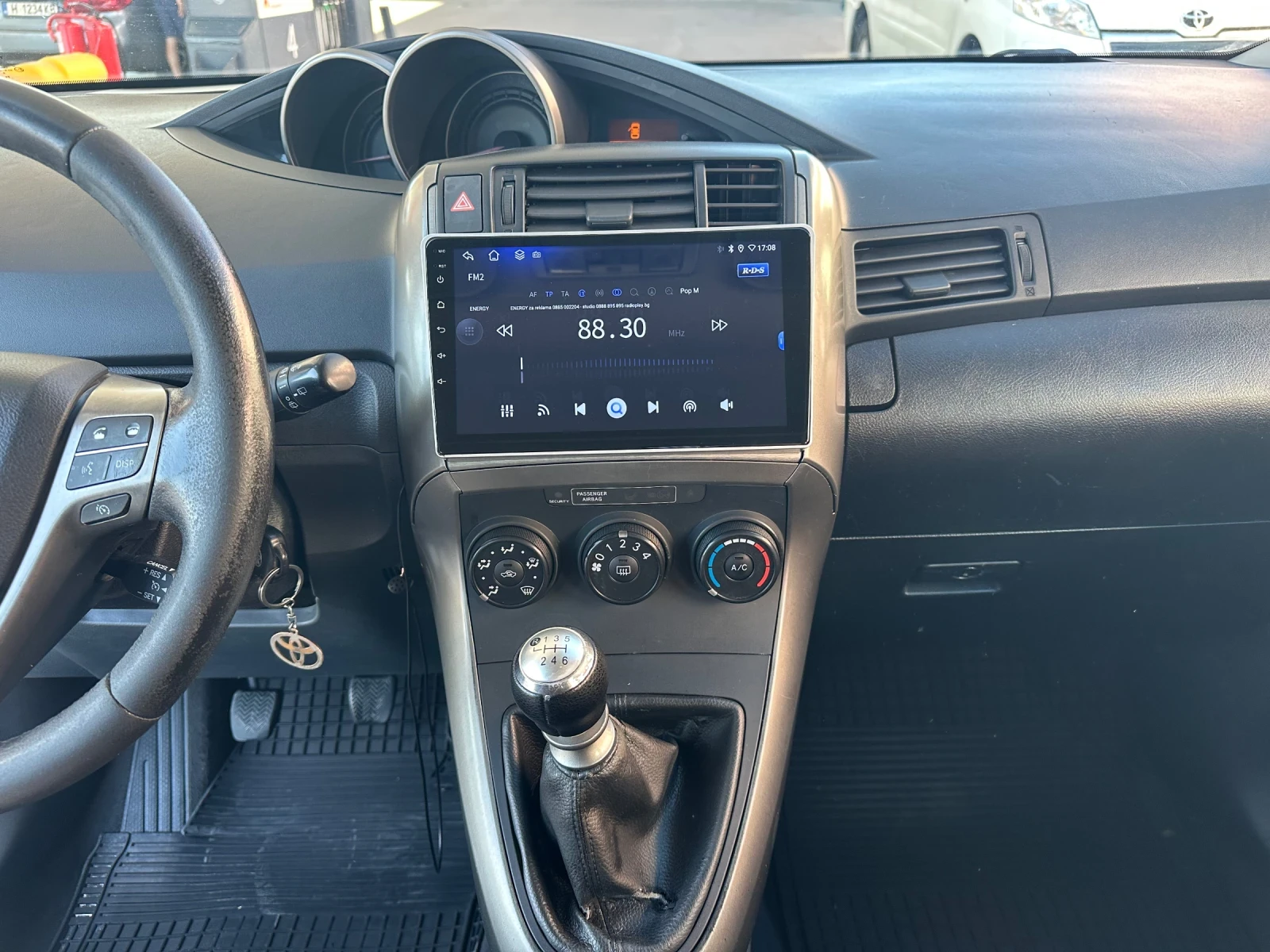 Toyota Verso 2.0 D-4D, снимка 8 - Автомобили и джипове - 55785315