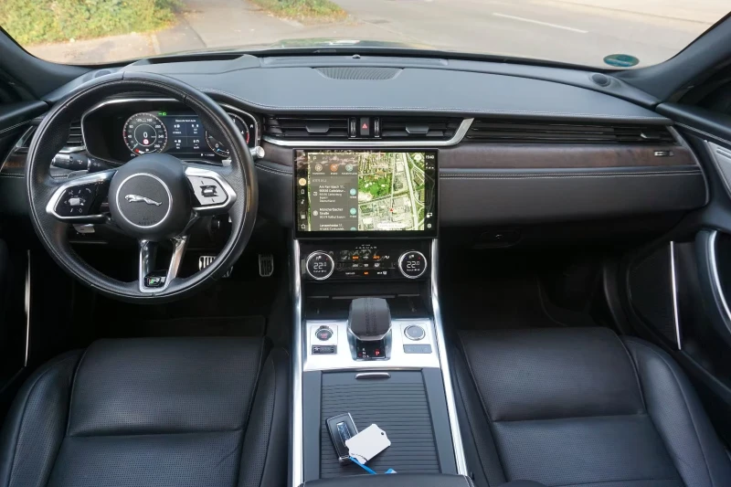 Jaguar Xf R-DYNAMIC/204HP/PANO/HUD/360/AWD/KLESS/480g, снимка 10 - Автомобили и джипове - 52156472