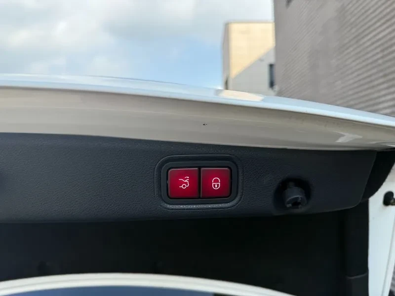Mercedes-Benz E 300 4Matic Avantgarde, снимка 13 - Автомобили и джипове - 55110303