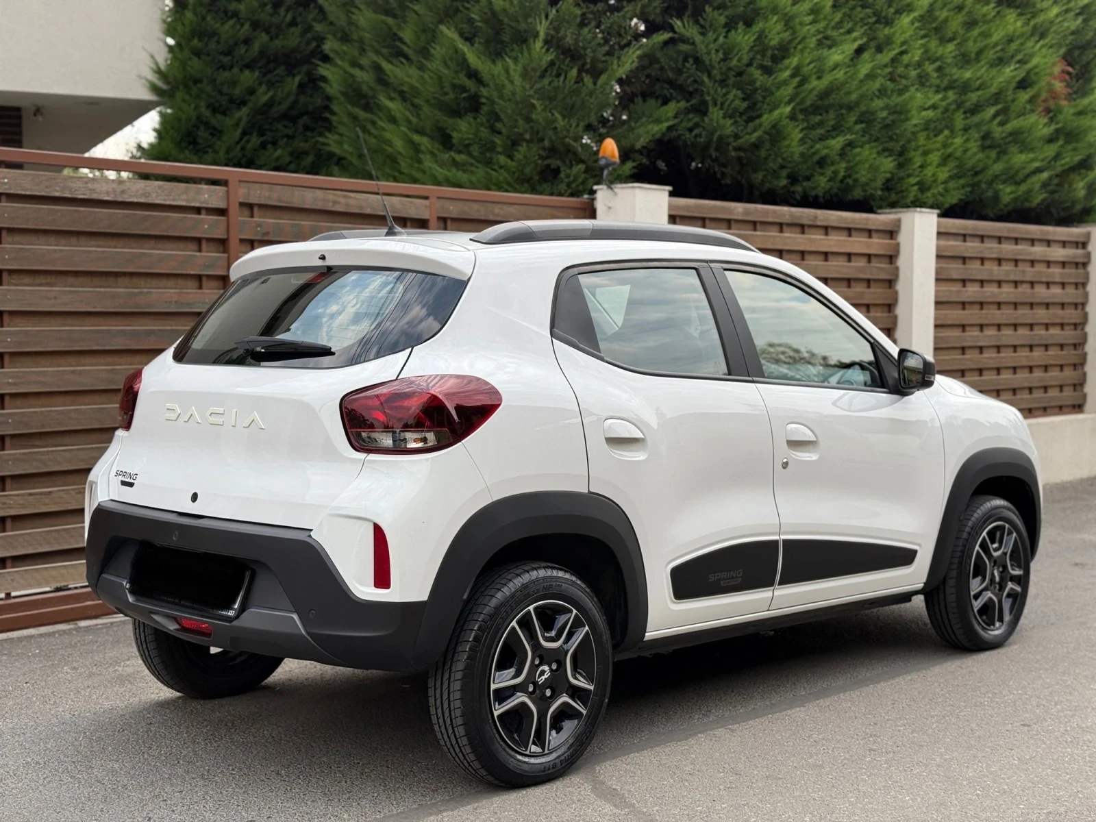 Dacia Spring  2023г. 15000km - изображение 3