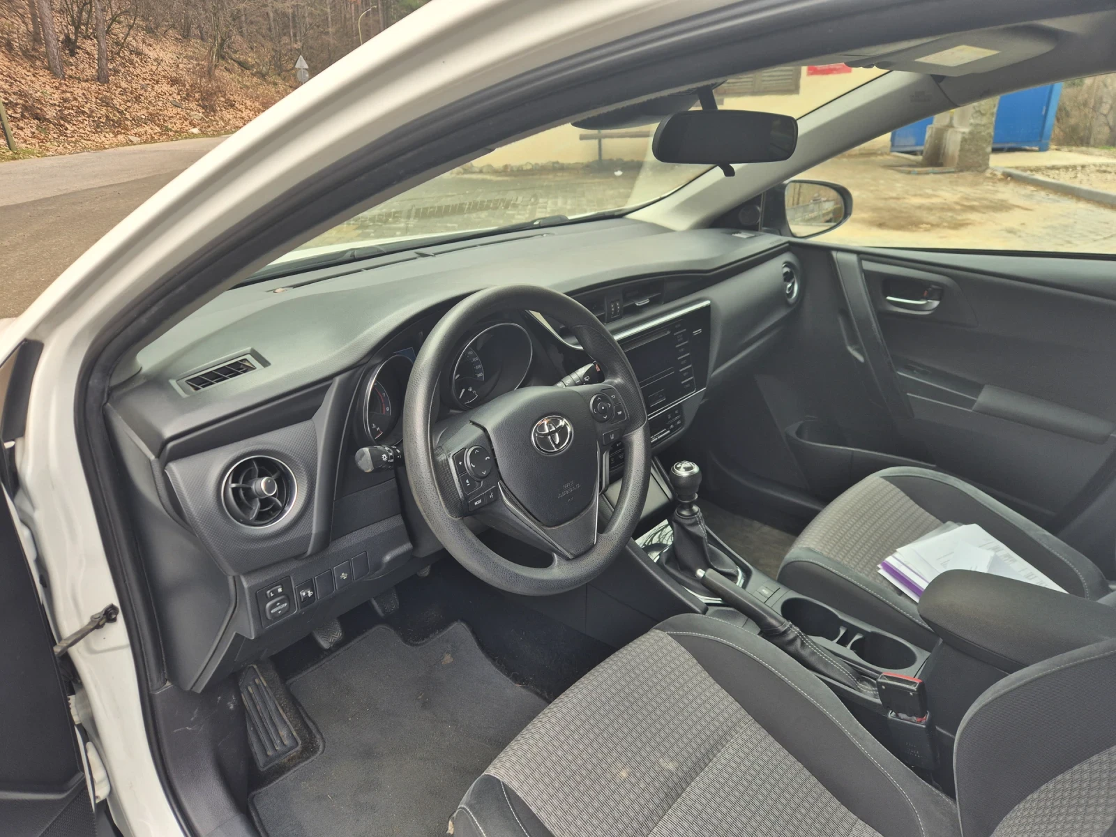 Toyota Auris 1.33 бензин - изображение 6