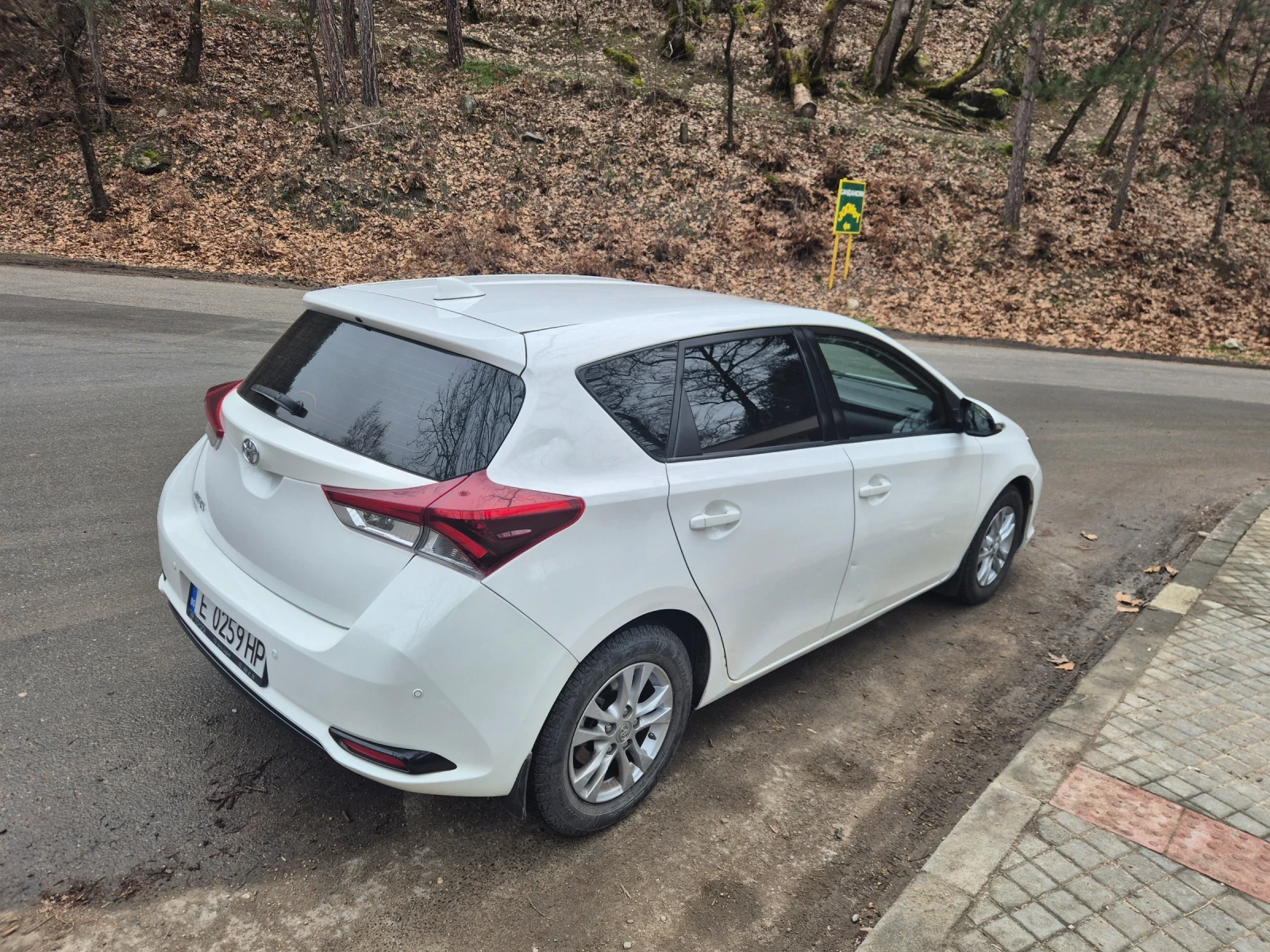 Toyota Auris 1.33 бензин - изображение 3