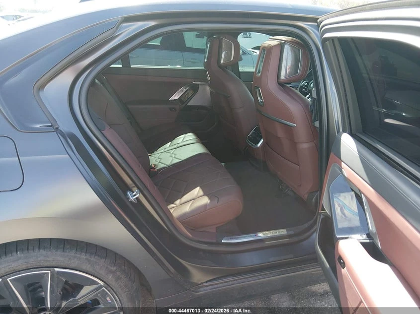 BMW i7 Edrive50, снимка 8 - Автомобили и джипове - 54161361