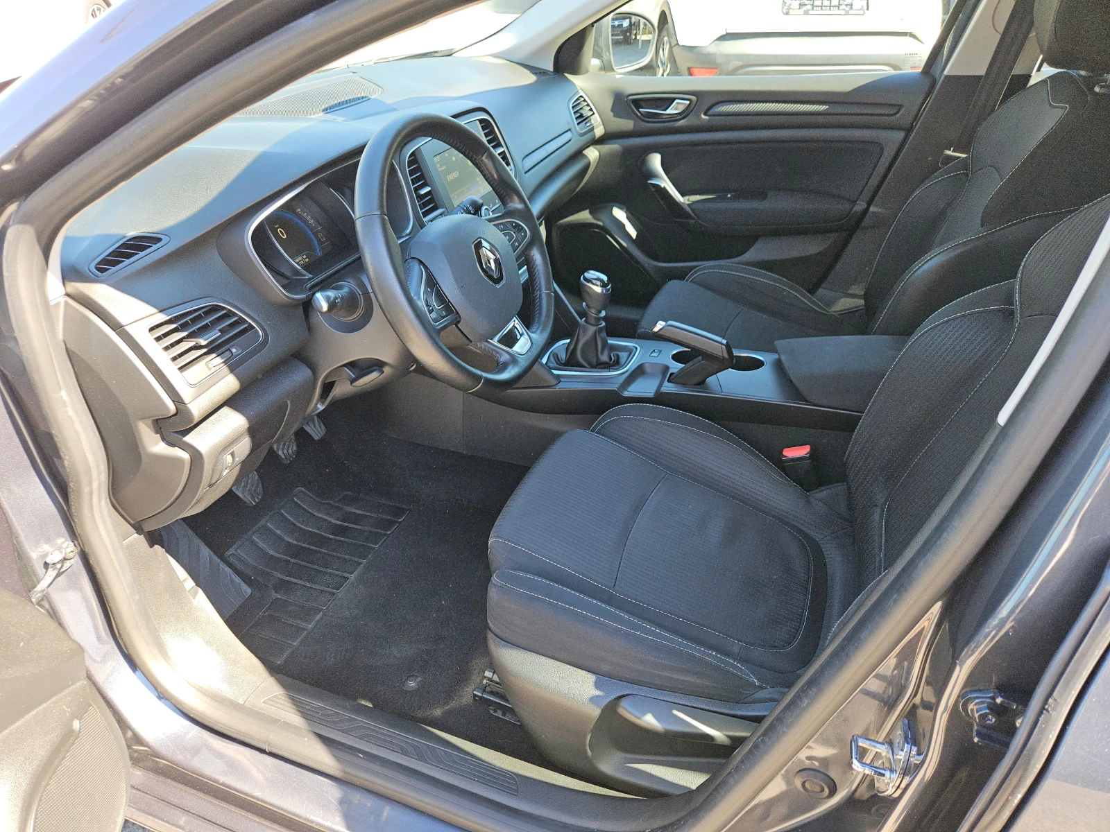 Renault Megane 1.5DCI/Energy/6ск./LED/NAVI/БЛУТУТ/EU6/ТОП, снимка 9 - Автомобили и джипове - 56117461