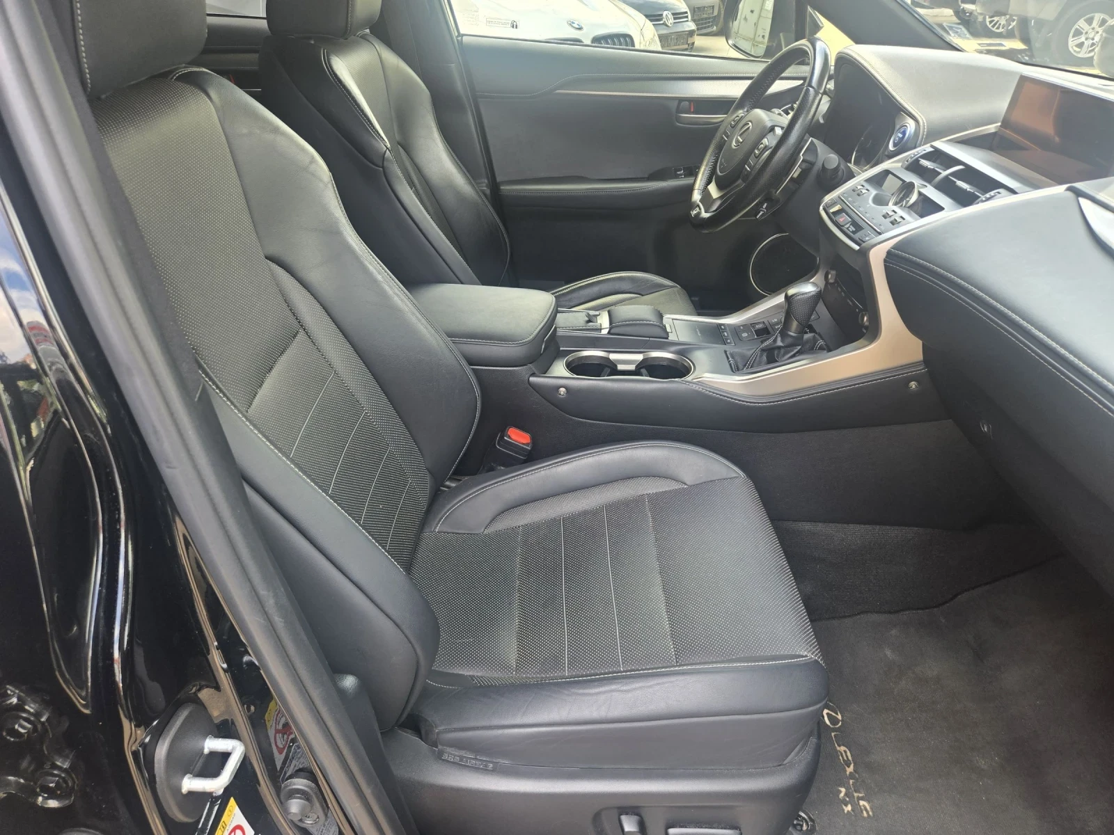 Lexus NX 300h  - изображение 8