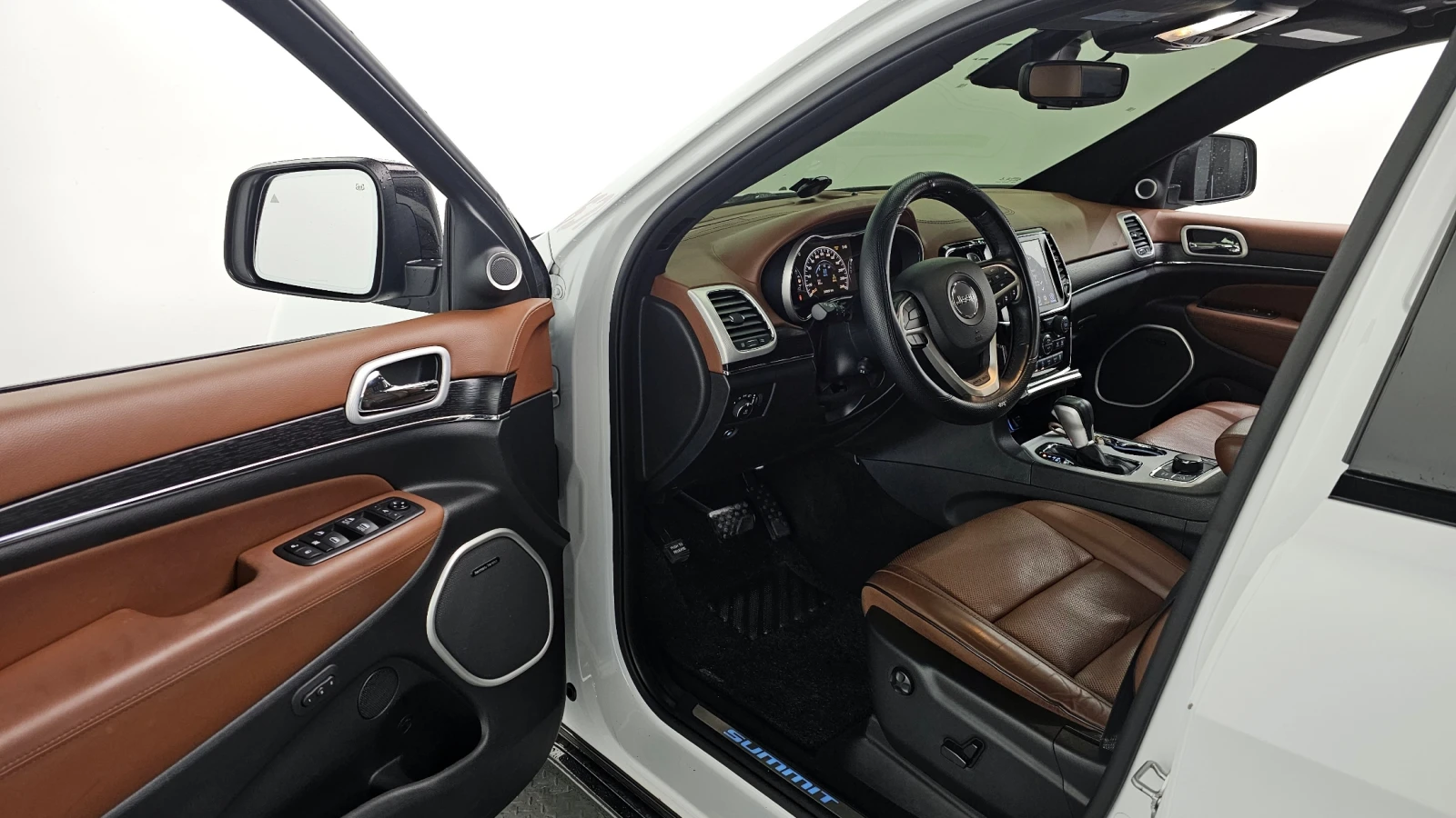 Jeep Grand cherokee SUMMIT* 8ZF* ОБДУХ* DISTRNONIK* PANO* КРАЙНА ЦЕНА, снимка 9 - Автомобили и джипове - 54714212