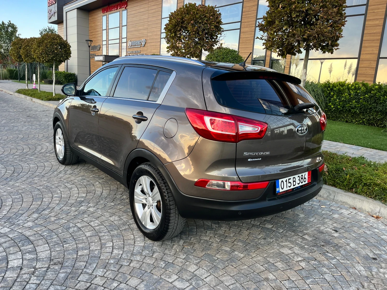 Kia Sportage 2.0CRDi* 4x4* Android Navi* Нови гуми* Перфектен* , снимка 7 - Автомобили и джипове - 55954442