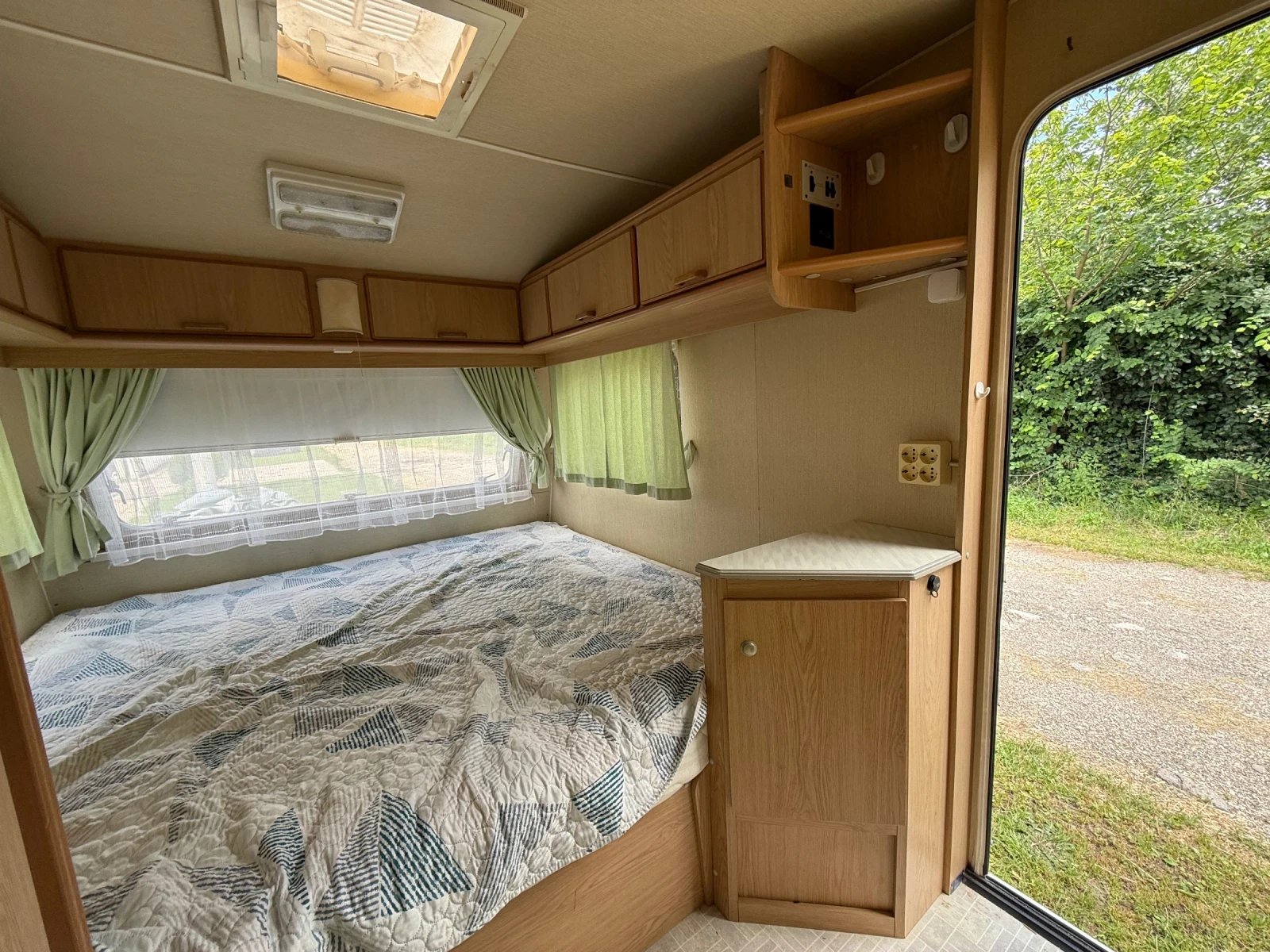 Каравана Chateau La Car 380, снимка 10 - Каравани и кемпери - 54910169