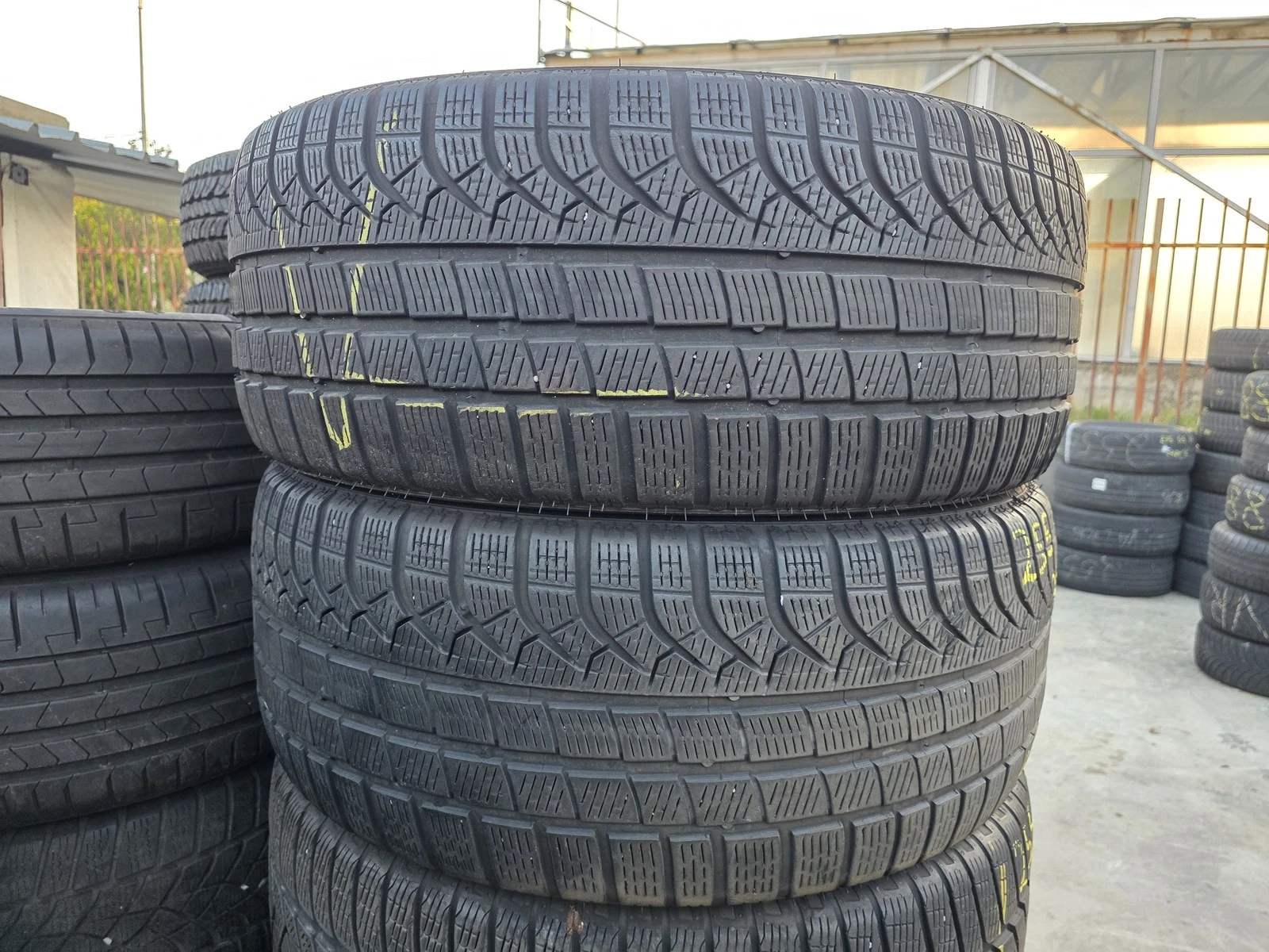 Гуми Зимни 255/40R21, снимка 5 - Гуми и джанти - 56664367