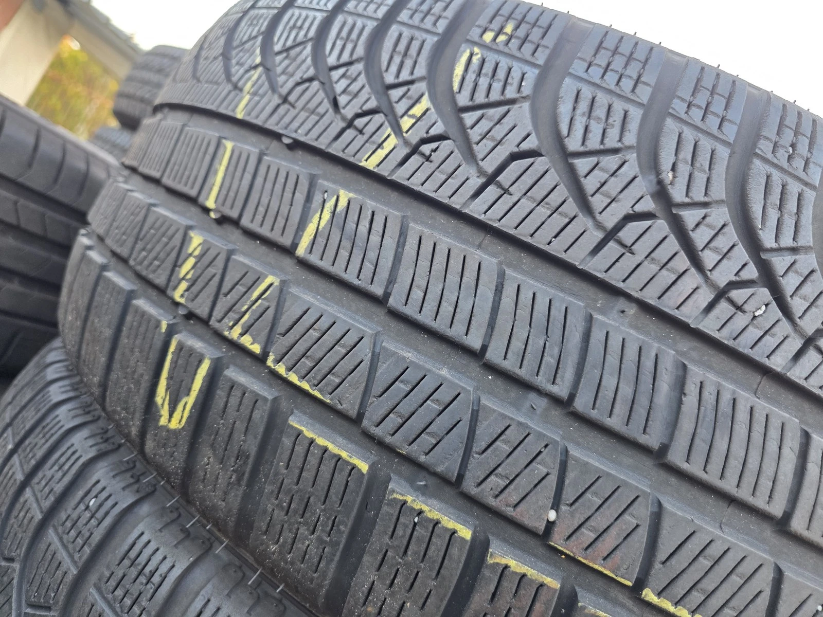 Гуми Зимни 255/40R21, снимка 3 - Гуми и джанти - 56664367