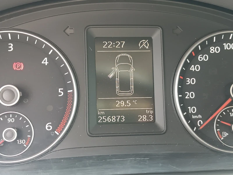 VW Touran 1, 6 TDi, КОЛЕДНА ПРОМОЦИЯ, ПЕРФЕКТЕН, ЛИЗИНГ, снимка 9 - Автомобили и джипове - 50994548