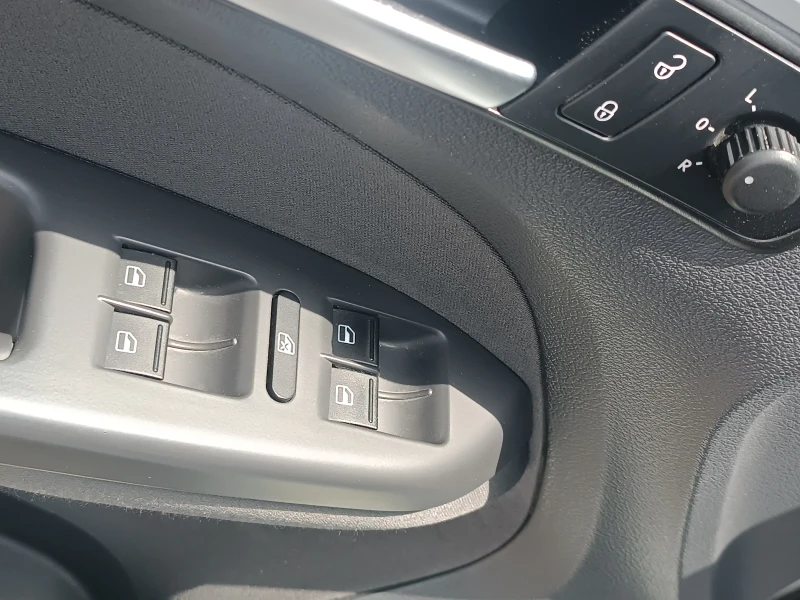 VW Touran 1, 6 TDi, КОЛЕДНА ПРОМОЦИЯ, ПЕРФЕКТЕН, ЛИЗИНГ, снимка 10 - Автомобили и джипове - 50994548