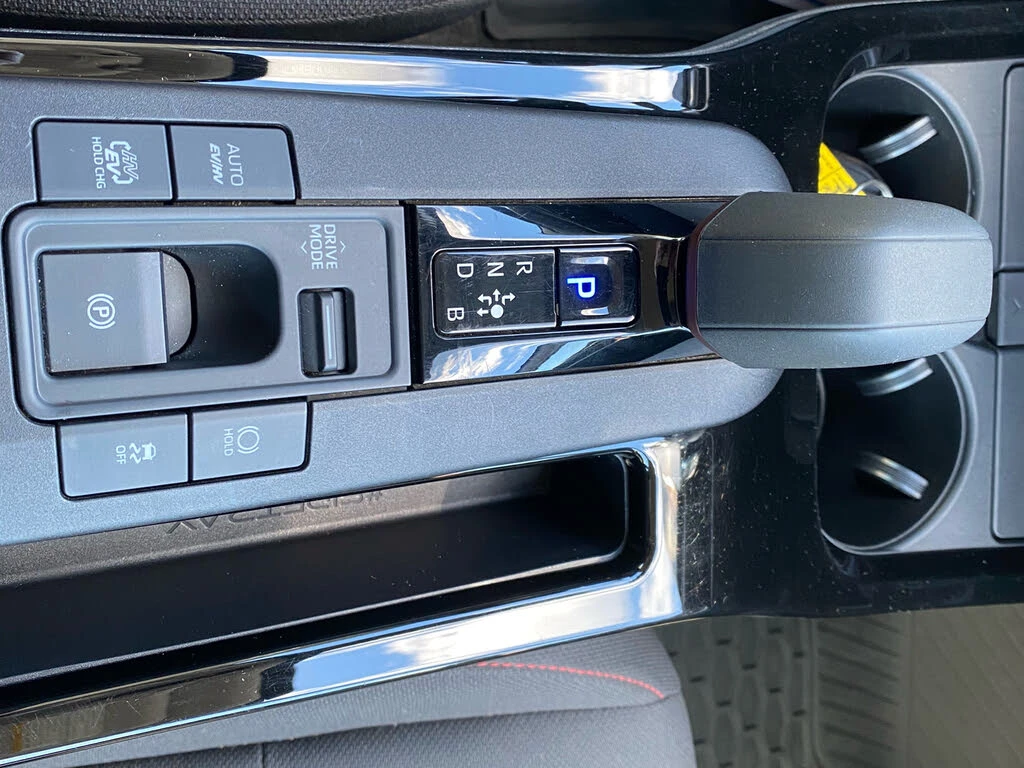 Toyota Prius  SE FWD, снимка 14 - Автомобили и джипове - 54876169