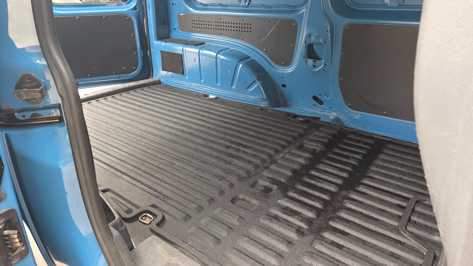 VW Caddy 1.6 TDI MAXI, снимка 10 - Автомобили и джипове - 56336432