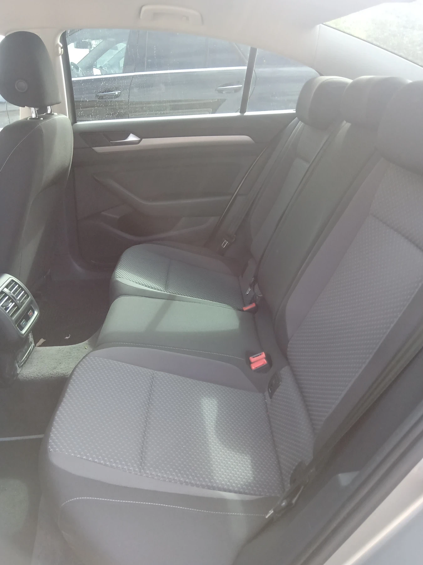 VW Passat 1.6 TDI, снимка 7 - Автомобили и джипове - 56346577