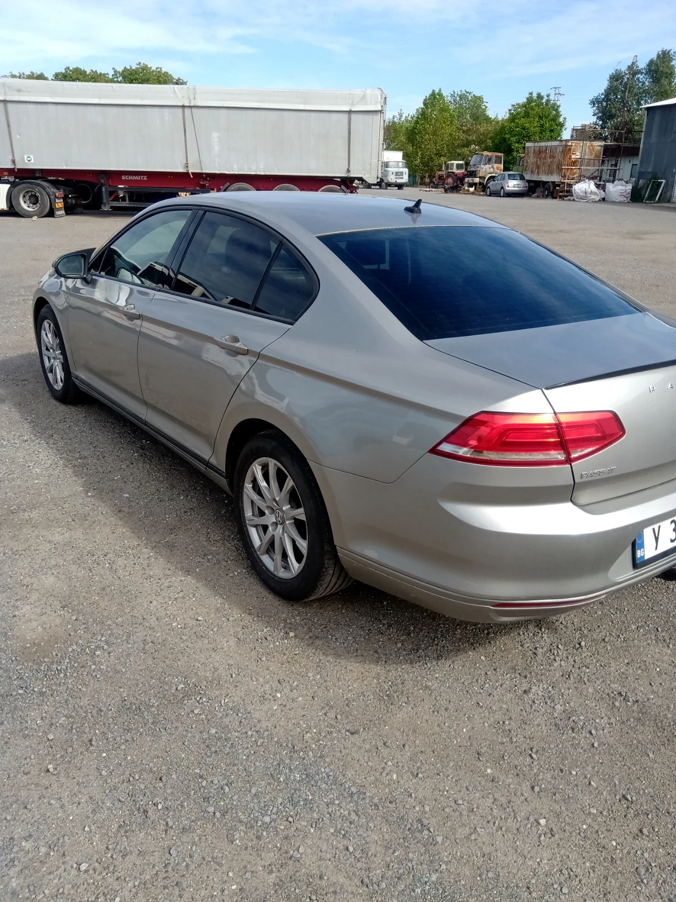 VW Passat 1.6 TDI, снимка 4 - Автомобили и джипове - 56346577