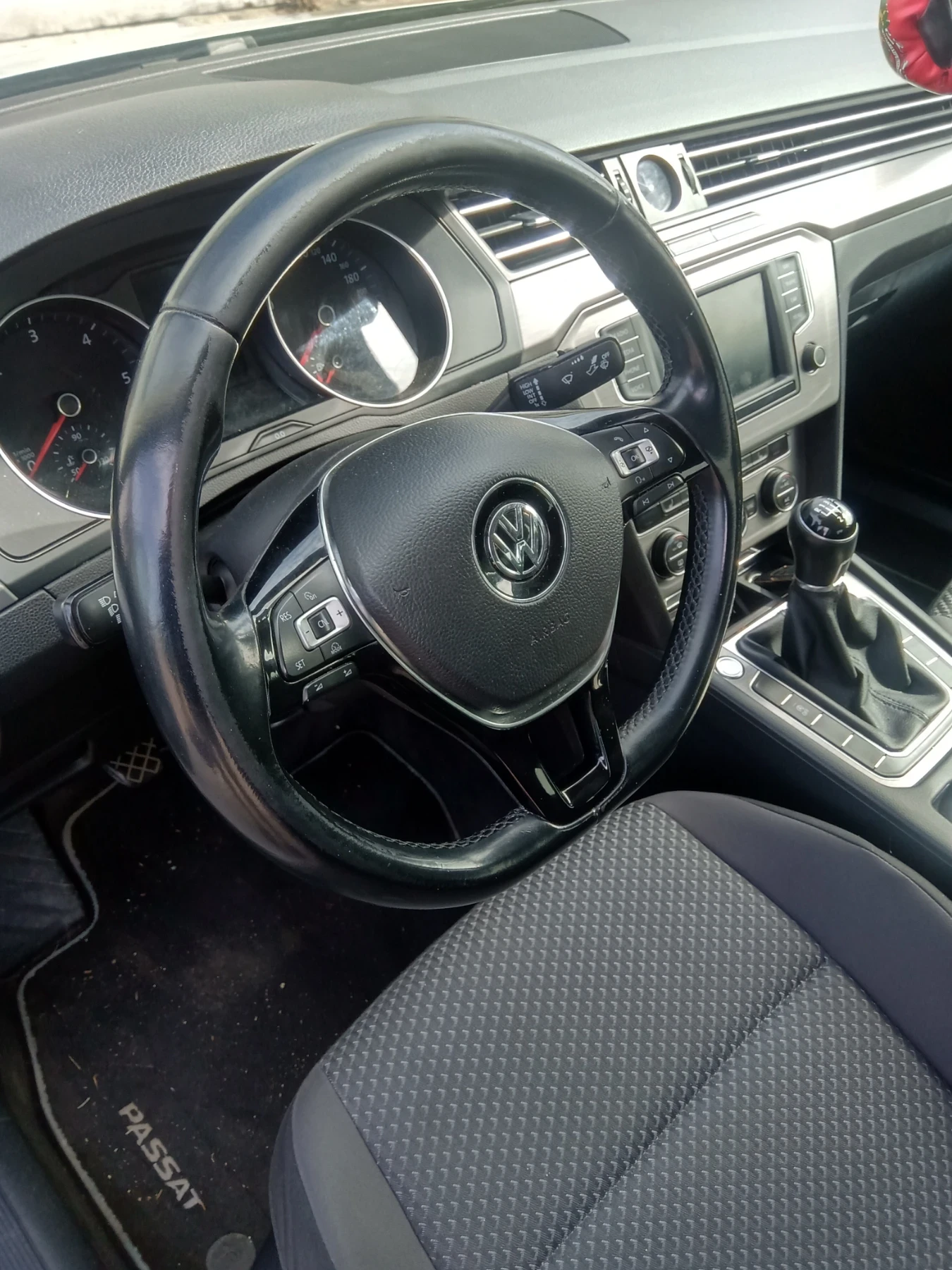 VW Passat 1.6 TDI, снимка 10 - Автомобили и джипове - 56346577