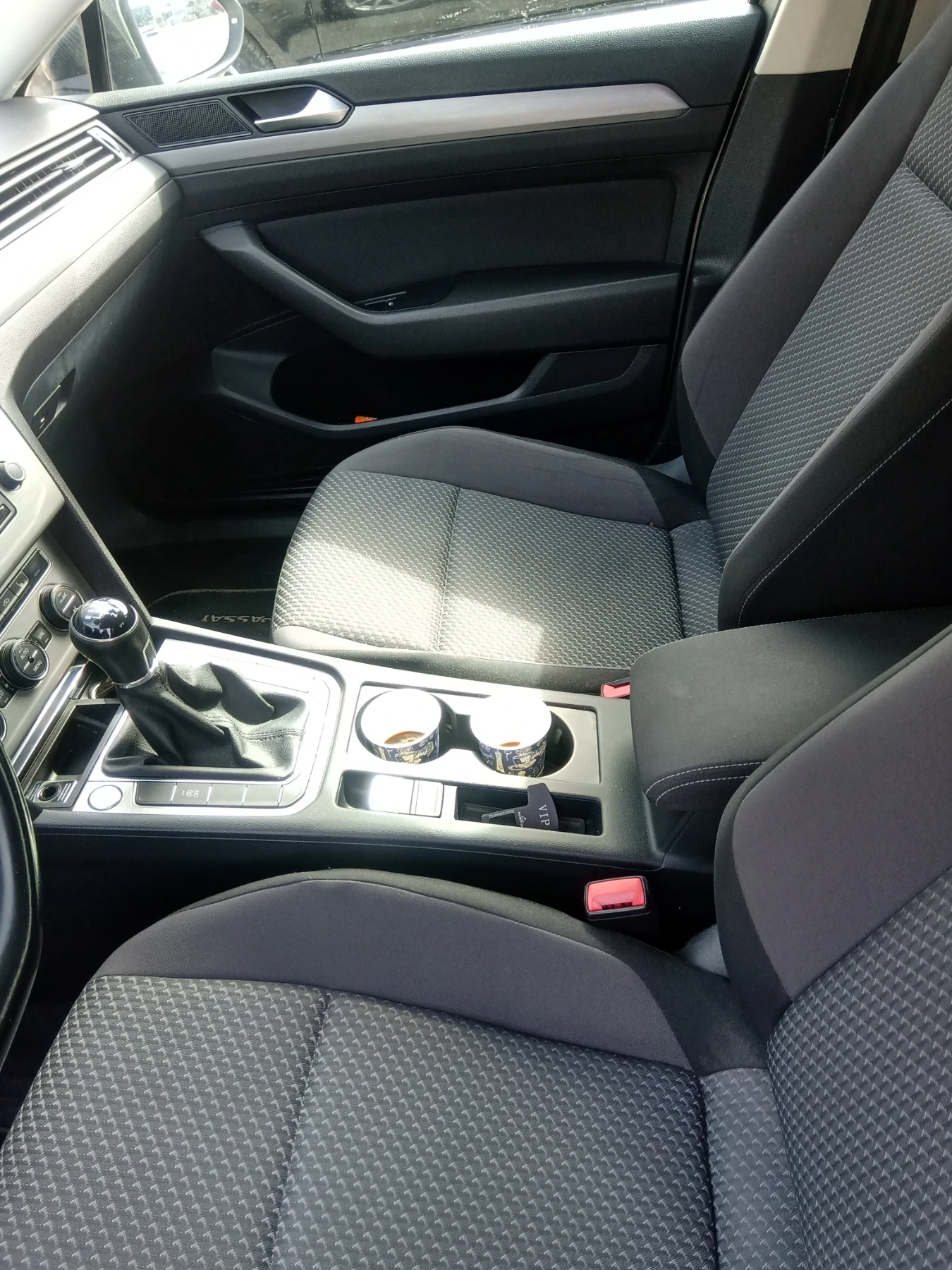 VW Passat 1.6 TDI, снимка 9 - Автомобили и джипове - 56346577