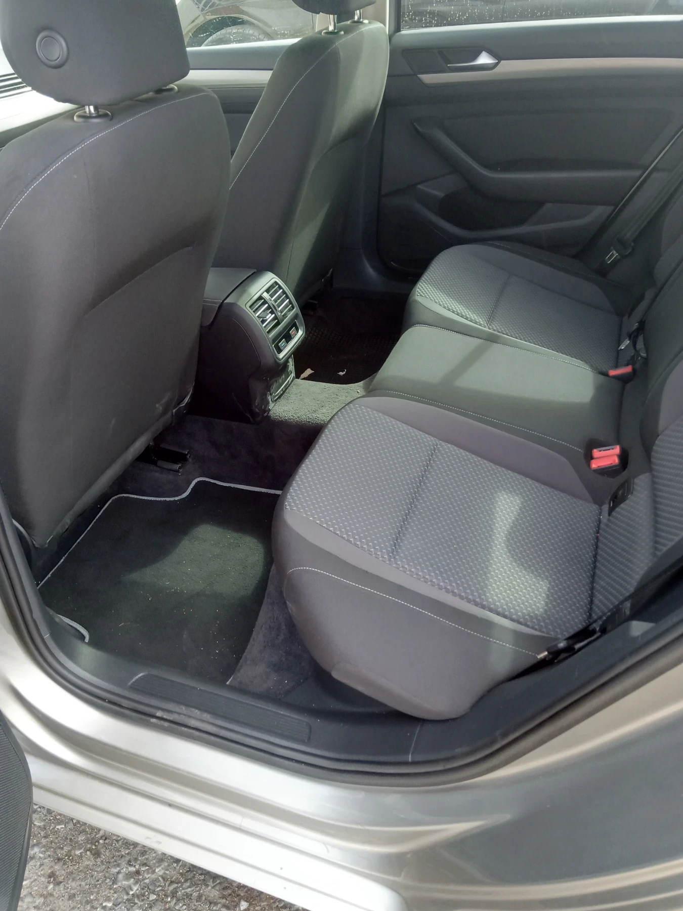 VW Passat 1.6 TDI, снимка 8 - Автомобили и джипове - 56346577