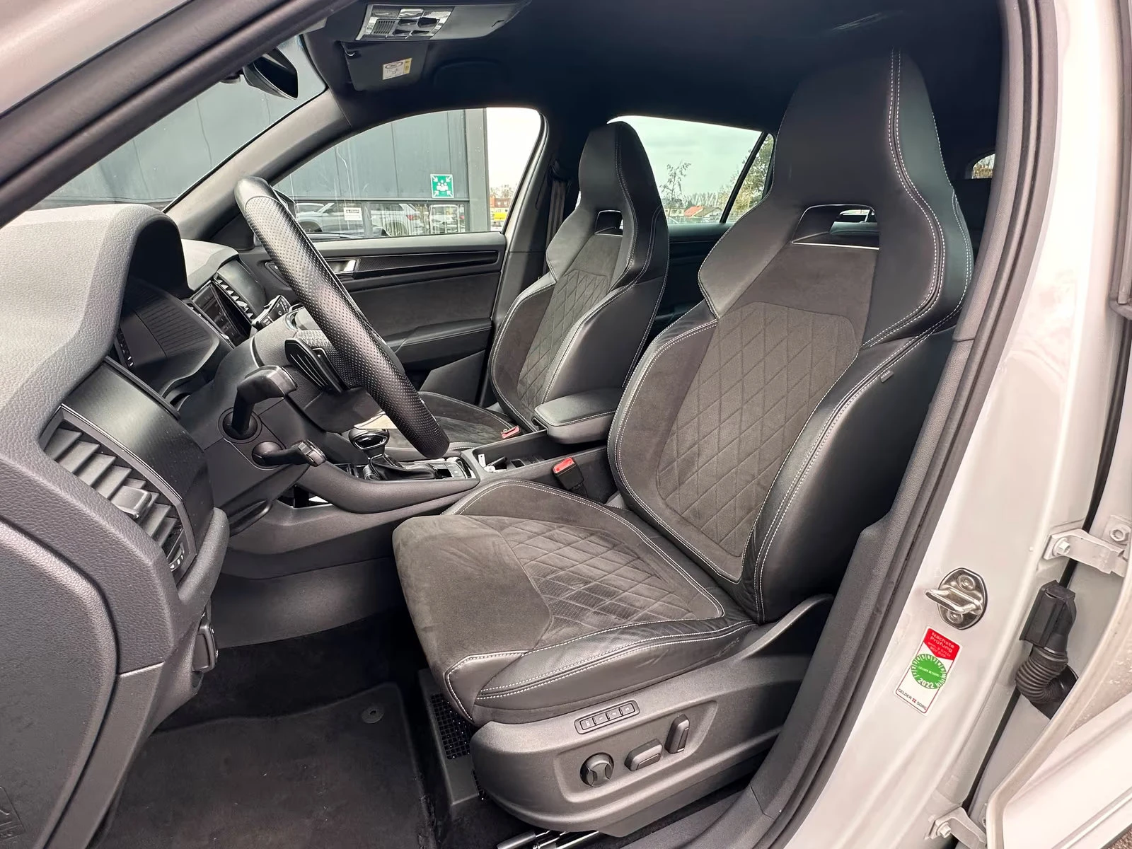 Skoda Kodiaq 2.0TDI/SPORTLINE/200HP/AHK/LED/PDC/360/MEMO/525f - изображение 10