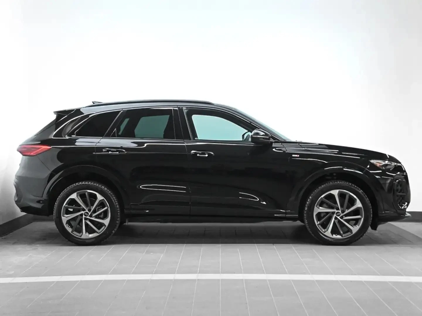 Audi Q5 TECHNIK ЦЕНА ДО БЪЛГАРИЯ АВТОКРЕДИТ, снимка 4 - Автомобили и джипове - 55950132