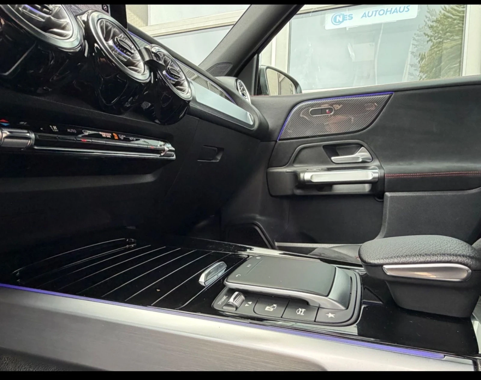 Mercedes-Benz GLB 200 AMG, снимка 13 - Автомобили и джипове - 56011618