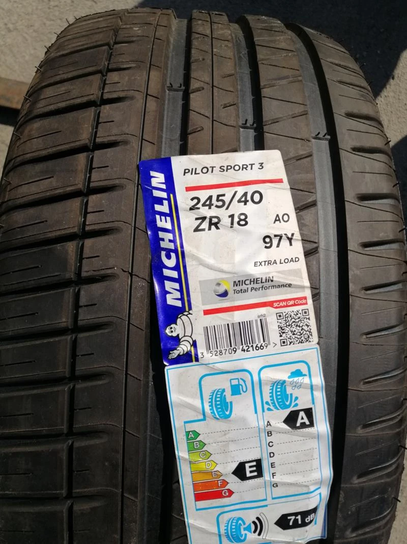 Гуми Летни 245/40R18, снимка 1 - Гуми и джанти - 36219106