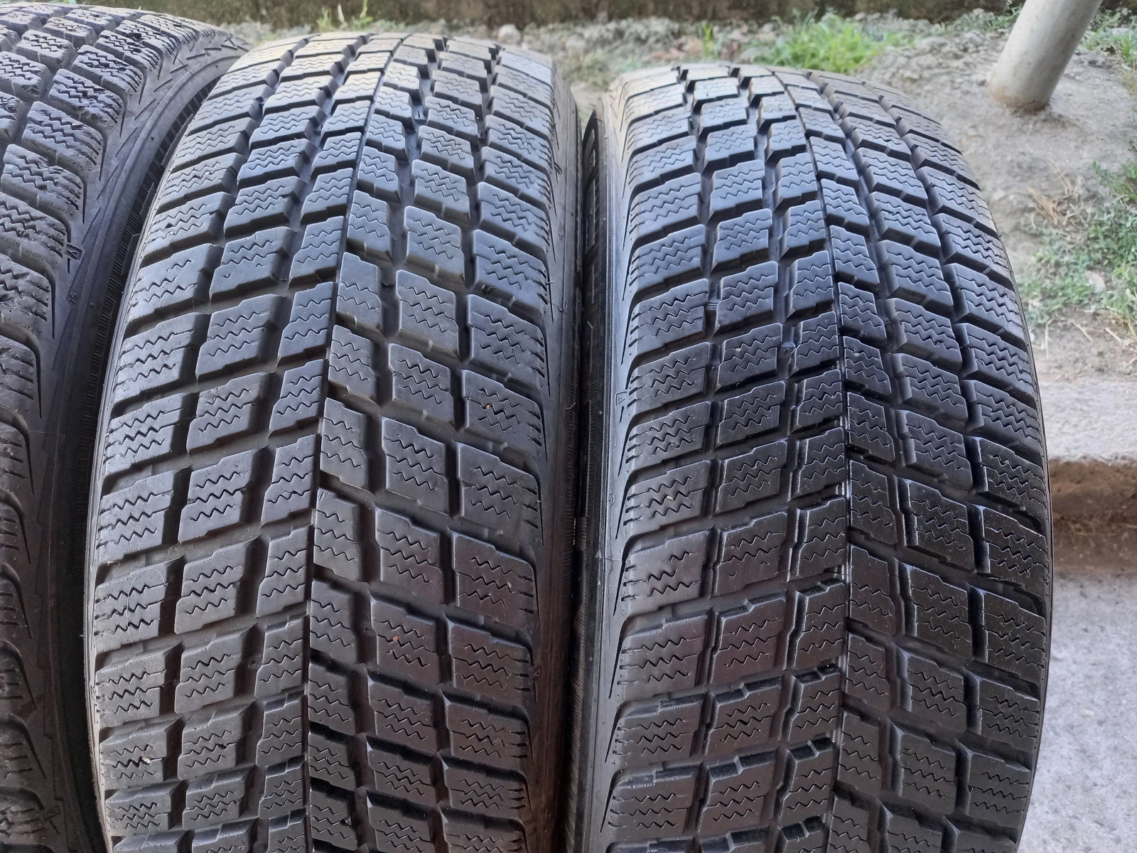 Гуми Зимни 225/60R18, снимка 2 - Гуми и джанти - 55843876