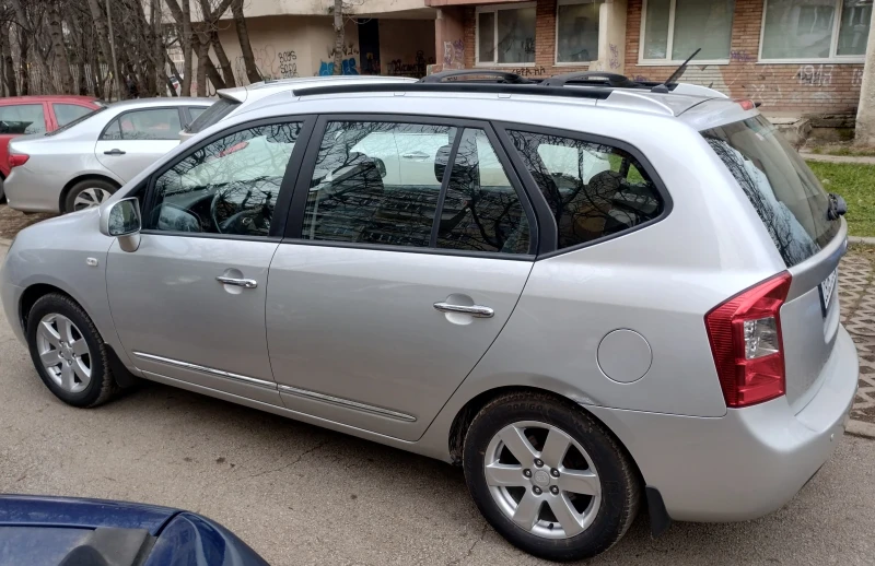 Kia Carens, снимка 6 - Автомобили и джипове - 48539087