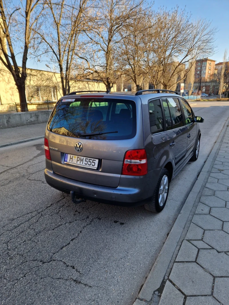 VW Touran 2.0 FSI, снимка 5 - Автомобили и джипове - 49105275