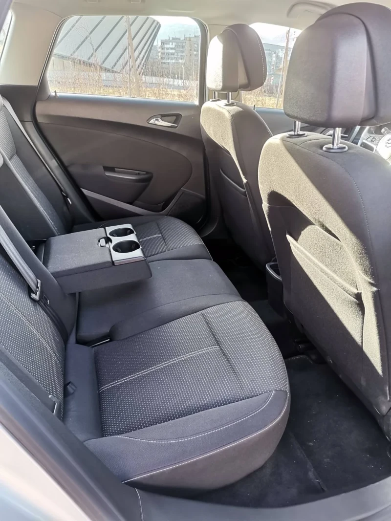 Opel Astra Sport tourer, снимка 13 - Автомобили и джипове - 52642190
