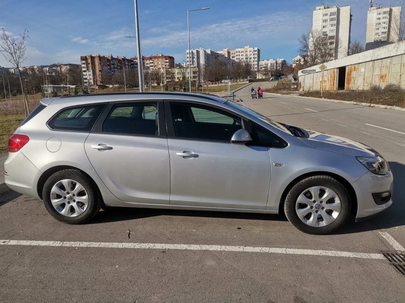 Opel Astra Sport tourer, снимка 3 - Автомобили и джипове - 52642190