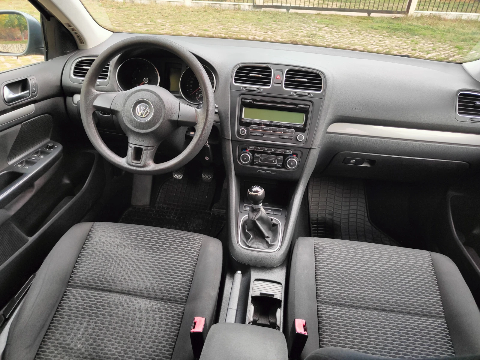 VW Golf 1.6TDI * КЛИМАТРОНИК *  - изображение 4