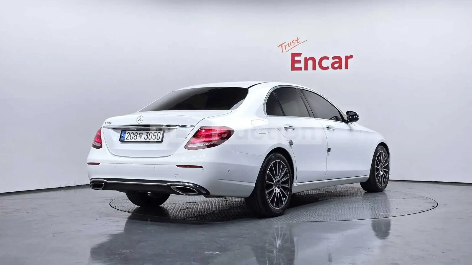 Mercedes-Benz E 300 4MATIC* DISTRONIC* BURMESTER* , снимка 4 - Автомобили и джипове - 54567314
