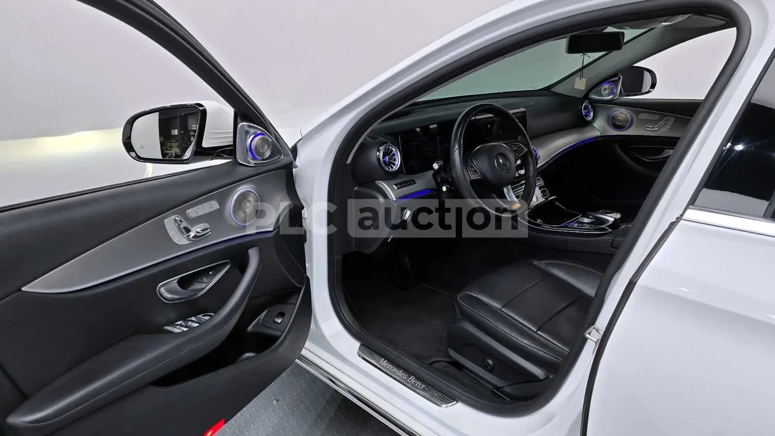 Mercedes-Benz E 300 4MATIC* DISTRONIC* BURMESTER* , снимка 8 - Автомобили и джипове - 54567314