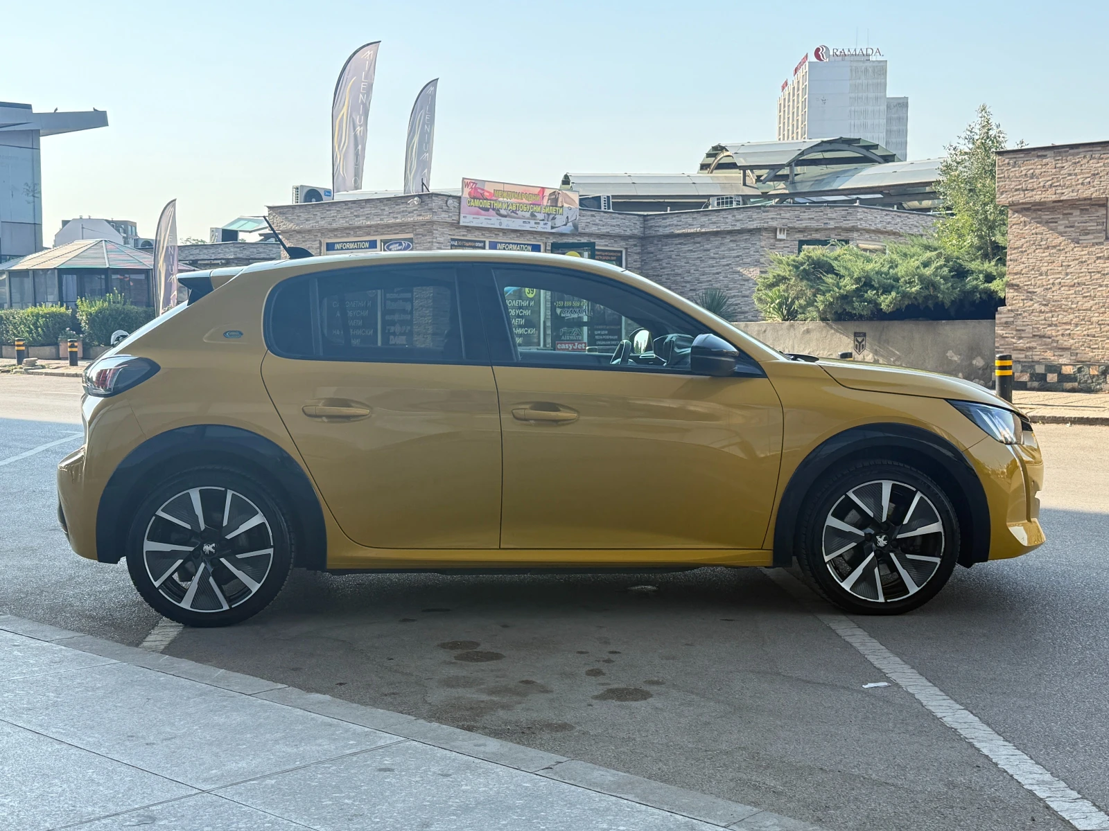 Peugeot 208 e GT Line 50kWh ГАРАНЦИЯ ДО 2028г. !!! , снимка 6 - Автомобили и джипове - 56071900
