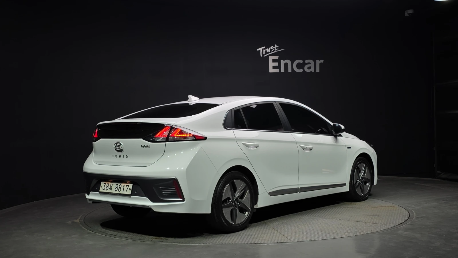 Hyundai Ioniq 1.6 HEV | Keyless | LED, снимка 2 - Автомобили и джипове - 56228045
