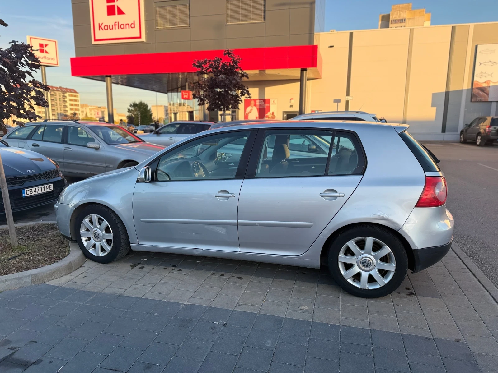 VW Golf 1.6 FSI, снимка 2 - Автомобили и джипове - 56545749