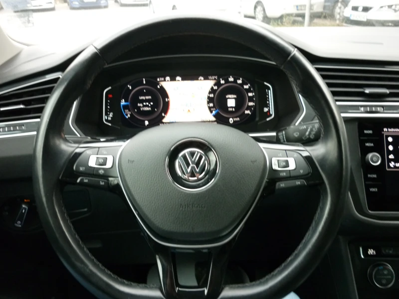 VW Tiguan 2.0 TDI R-Line, снимка 16 - Автомобили и джипове - 48042553