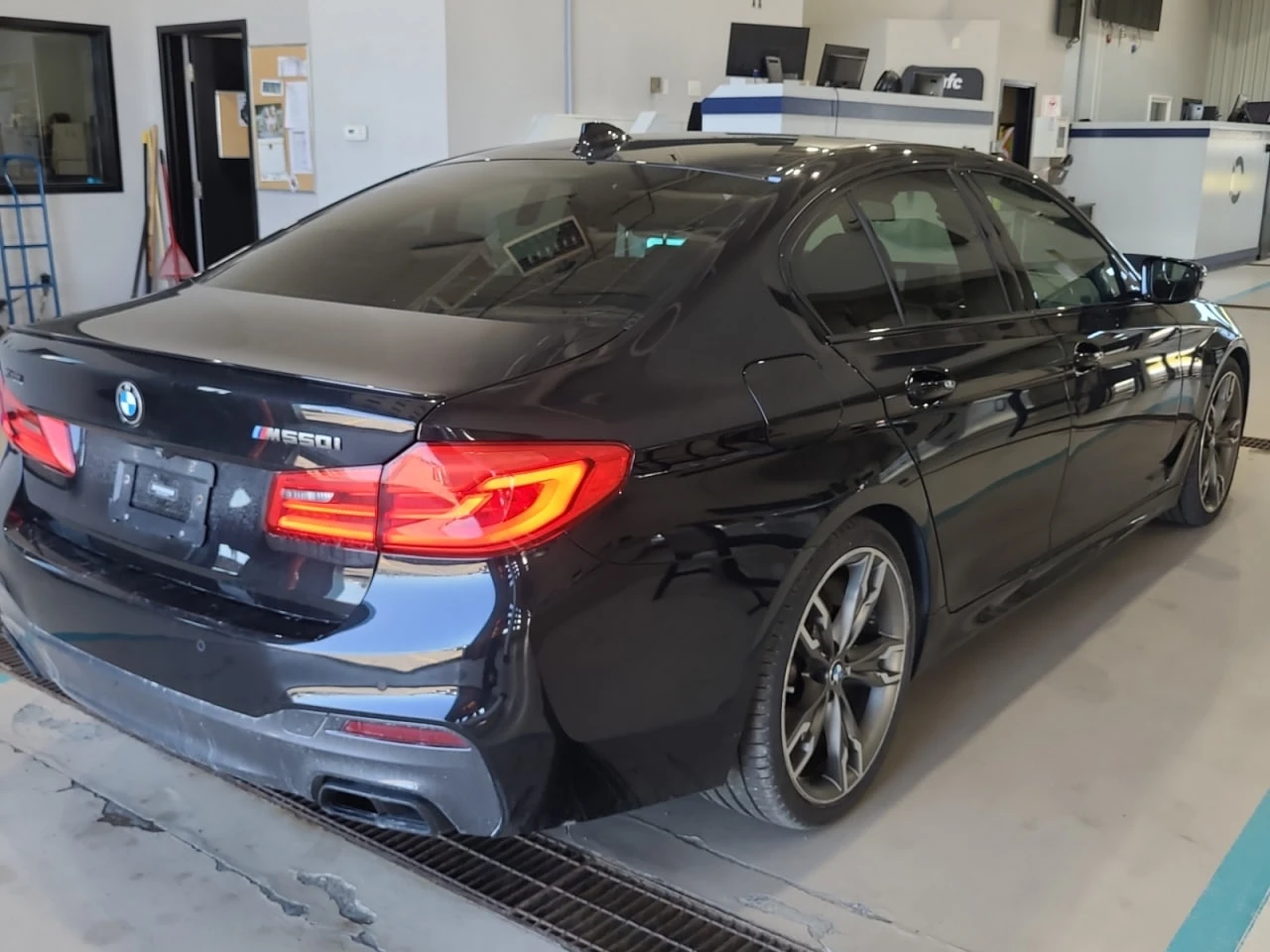 BMW 550 * АВТО КРЕДИТ* ЦЕНА ДО БГ * СЕРВИЗНА ИСТОРИЯ *  - изображение 6