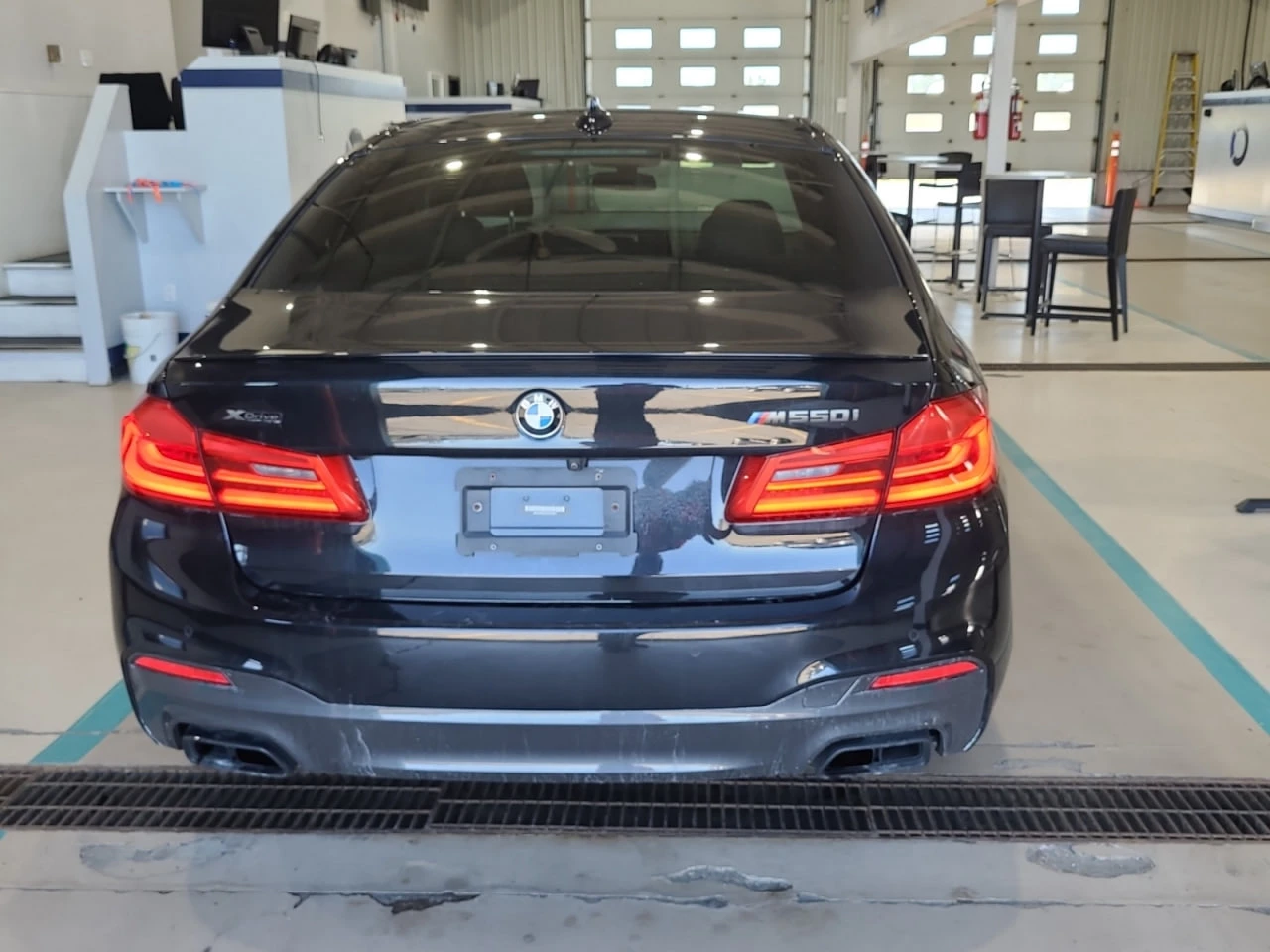 BMW 550 * АВТО КРЕДИТ* ЦЕНА ДО БГ * СЕРВИЗНА ИСТОРИЯ *  - изображение 5