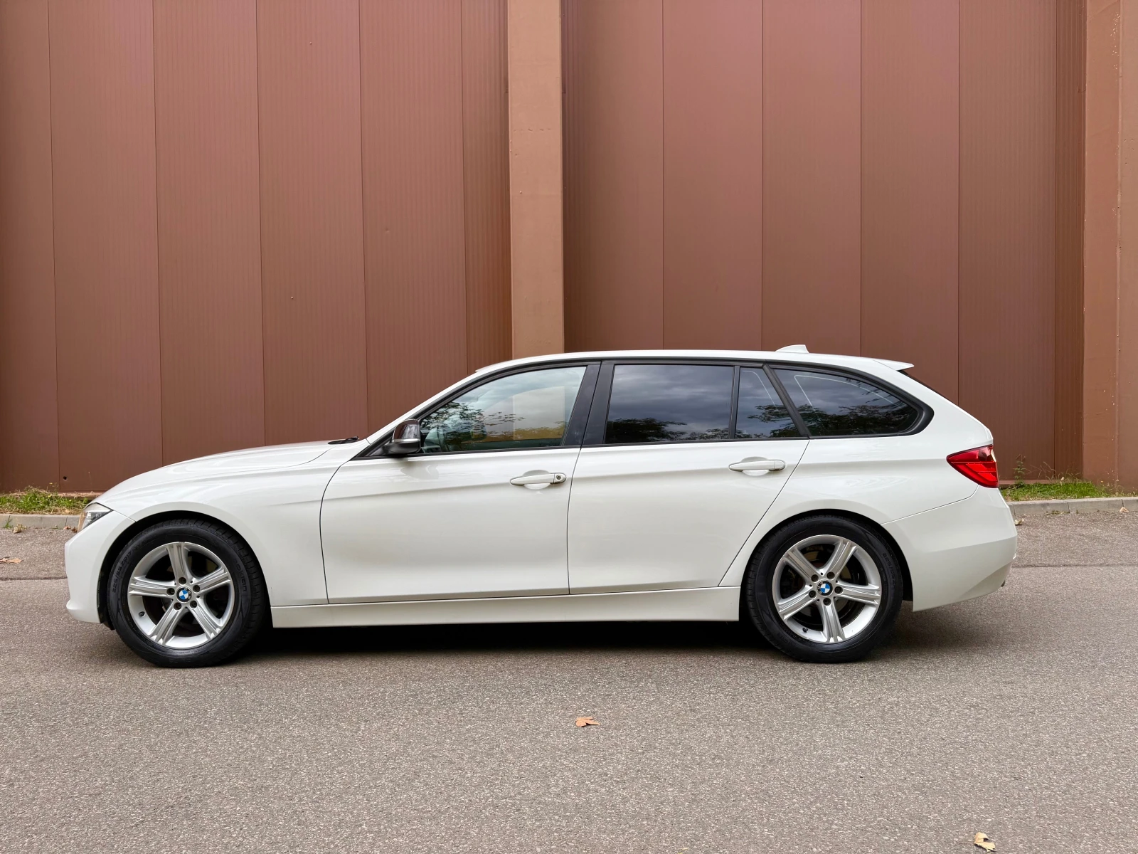 BMW 320 Touring | 184 к.с. | AUTOMATIC | NAVI | ГАРАНЦИЯ, снимка 2 - Автомобили и джипове - 55905880